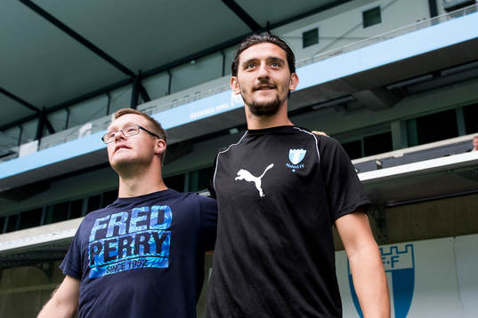 Malmö FFs Agon Mehmeti (th)