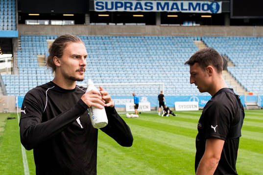Malmö FFs Erik Johansson dricker