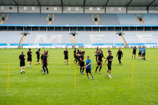 Malmö FFs spelare värmer upp
