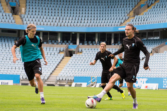 Malmö FFs Erik Johansson (m) passar bollen och Pawel