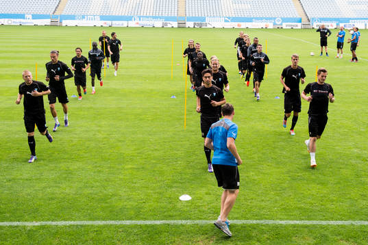 Malmö FFs spelare värmer upp