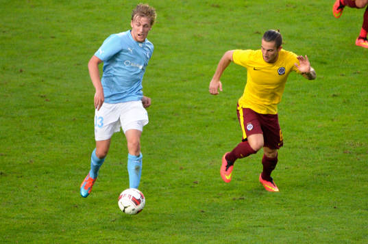 Malmö FFs Emil Forsberg jagas av Sparta Prags Lukáš