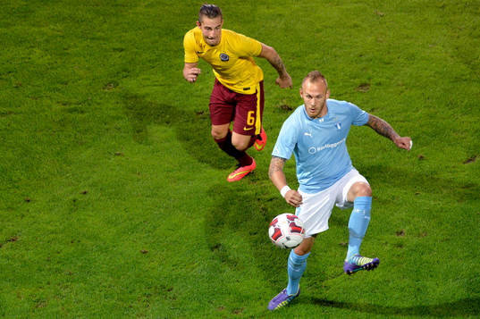 Malmö FFs Magnus Eriksson jagas av Sparta Prags Lukáš