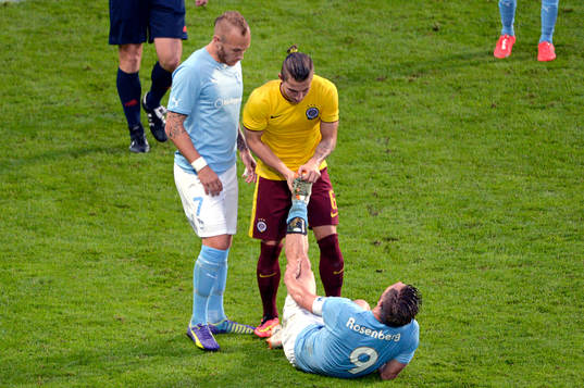 Malmö FFs Markus Rosenberg får hjälp av Sparta Prags