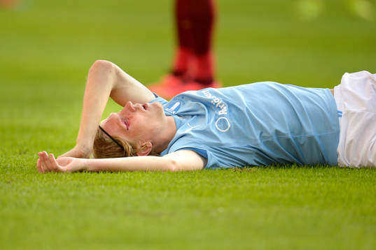 Malmö FFs Simon Kroon ligger skadad på planen