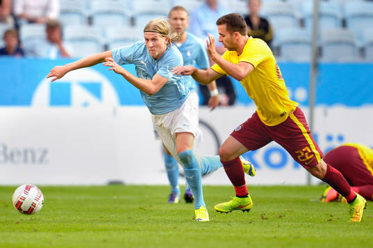 Malmö FFs Simon Kroon jagas av Sparta Prags Josef Hušbauer