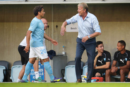 Malmö FFs tränare Åge Hareide ger instruktioner till