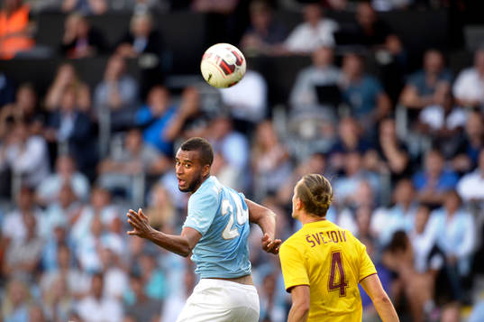 Malmö FFs Isaac Kiese Thelin nickar undan framför Sparta