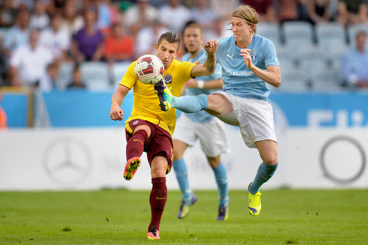 Sparta Prags Bořek Dočkal jagar boll från Malmö FFs