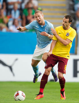 Malmö FFs Anton Tinnerholm får en tackling av Sparta