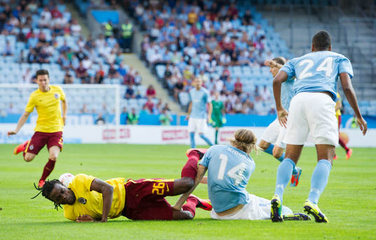 Sparta Prags Mario Holek träffar Malmö FFs Simon Kroon