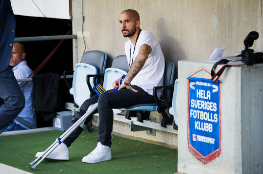 Malmö FFs Guillermo Molins sitter skadad på bänken innan