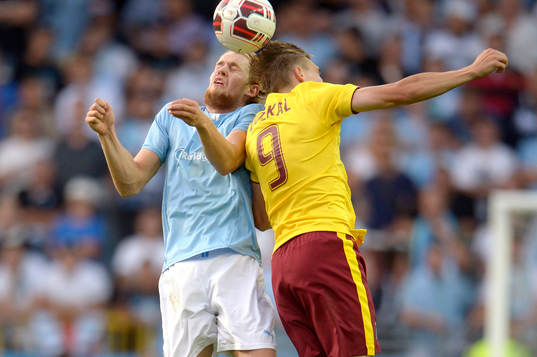 Malmö FFs Filip Helander och Sparta Prags Bořek Dočkal i