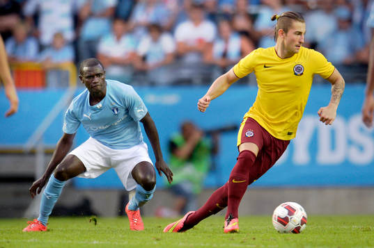 Sparta Prags Lukáš Vácha vänder bort Malmö FFs Enock