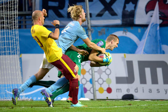 Sparta Prags Roman Bednář krockar med Malmö FFs Filip