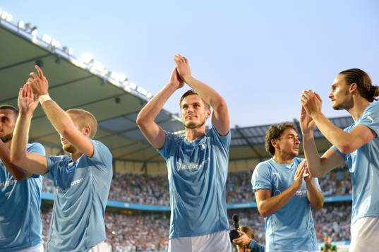 Malmö FFs spelare jublar med klacken