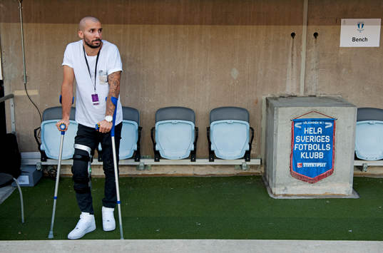 Malmö FFs Guillermo Molins sitter skadad på bänken innan