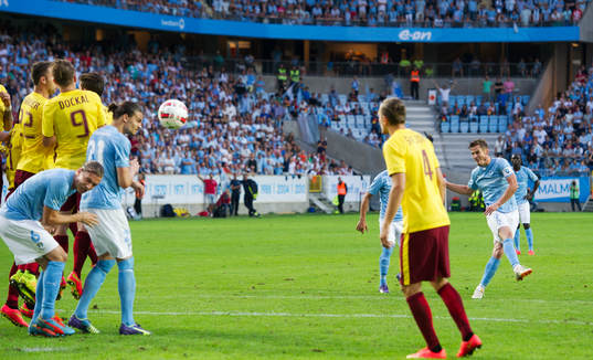 Malmö FFs Markus Rosenberg gör 2-0 på frispark