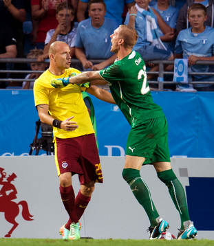 Sparta Prags Roman Bednář har retat upp målvakt Robin