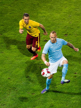 Malmö FFs Magnus Eriksson och Sparta Prags Lukáš Vácha