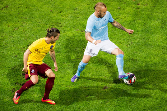 Malmö FFs Magnus Eriksson vänder bort Sparta Prags