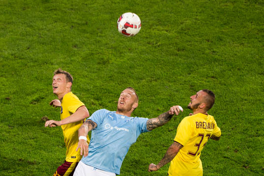 Malmö FFs Magnus Eriksson nickar bollen mellan Sparta
