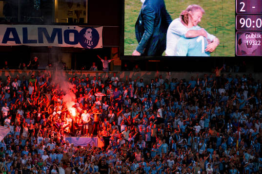Malmö FFs supportrar eldar en bengal