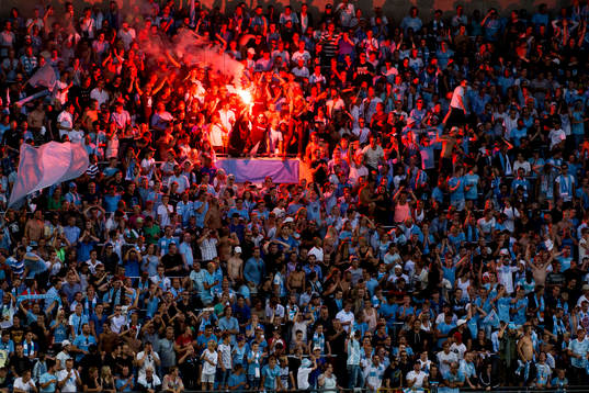 Malmö FFs supportrar eldar en bengal