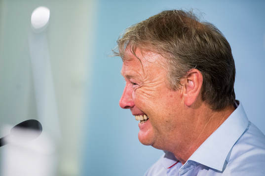 Malmö FFs tränare Åge Hareide skrattar