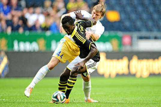 s Kwame Amposah Karikari i kamp om bollen med Astanas
