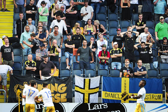 s supportrar deppar bakom jublande Astanaspelare