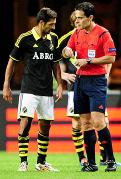 s Celso Borges diskuterar med domare Michael Koukoulakis
