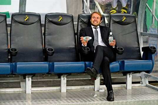 s tränare Andreas Alm deppar