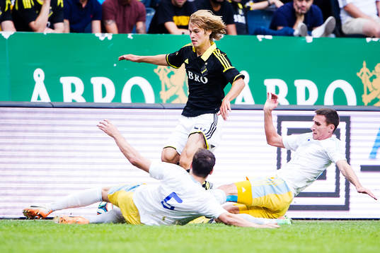 s Sam Lundholm stoppas av Astanas Marin Anicic och Dmitry