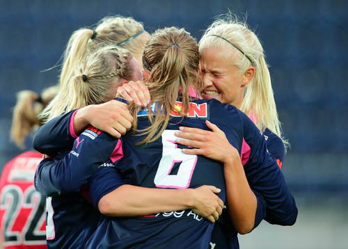 Linköpings Mariann Gajhede och Pernille Harder jublar