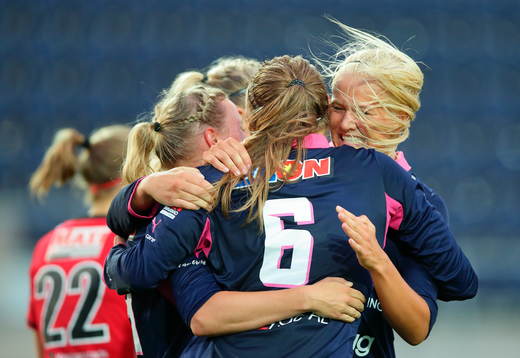 Linköpings Mariann Gajhede och Pernille Harder jublar