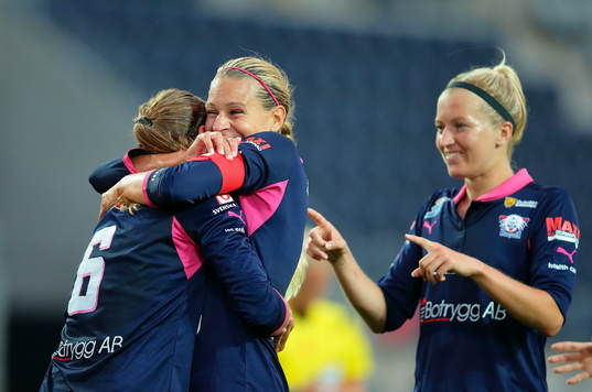 Linköpings Mariann Gajhede och Charlotte Rohlin jublar