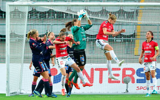 Linköpings målvakt Katlynn Fraine räddar