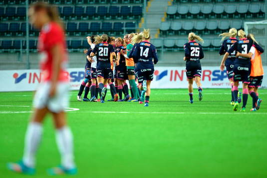 Linköpings spelare jublar medan en Kristianstadspelare