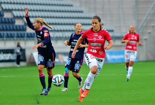 Linköpings Charlotte Rohlin vinkar åt linjedomaren strax