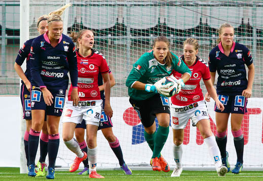 Linköpings målvakt Katlynn Fraine har plockat ett