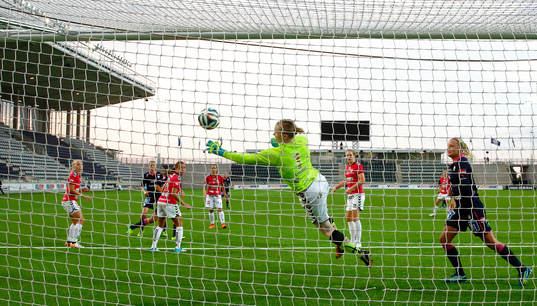 Kristianstads målvakt Hedvig Lindahl räddar ett skott