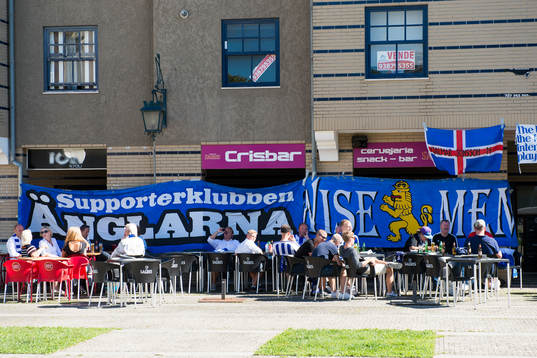 Blåvita supportrar laddar
