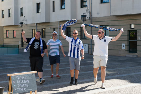 Blåvita supportrar laddar