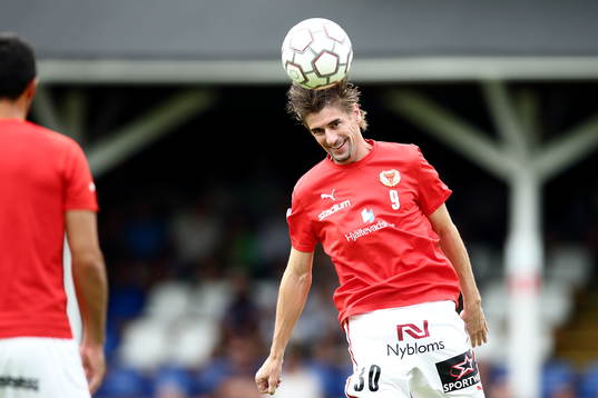 Kalmars Cesar Santin värmer upp