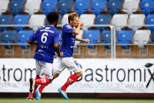 Åtvidabergs Martin Christensen jublar med Mohamed Abubakari