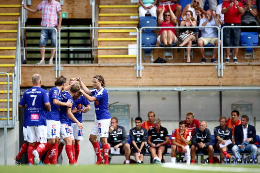 Åtvidabergs spelare jublar och kramar om Martin