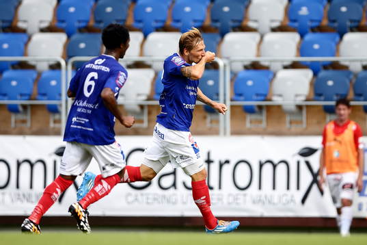 Åtvidabergs Martin Christensen jublar med Mohamed Abubakari