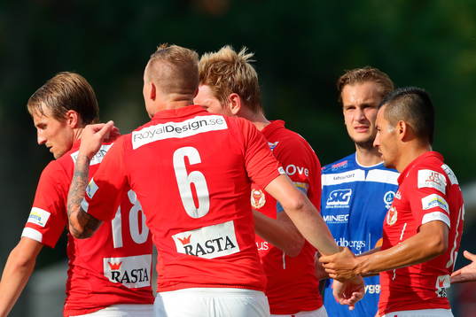 Kalmars Marcus Nilsson reagerar och hålls i av  Kalmars