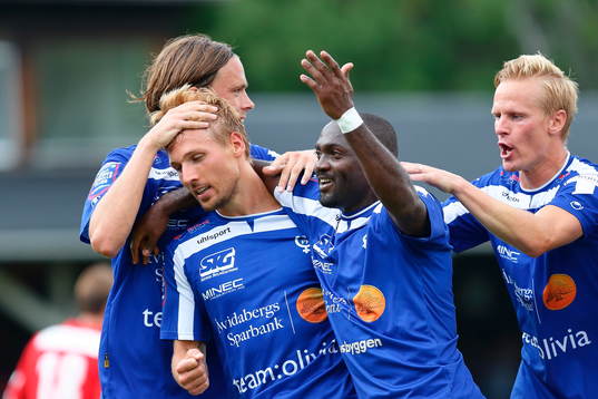 Åtvidabergs Martin Christensen och John Owoeri jublar